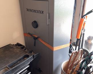 Winchester gun safe has no combination and cannot be opened. yes it is EMPTY!