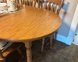 nice table w/2 leaves and 6 chairs