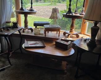 Round oak end & coffee table (very nice), modern table lamps and stools