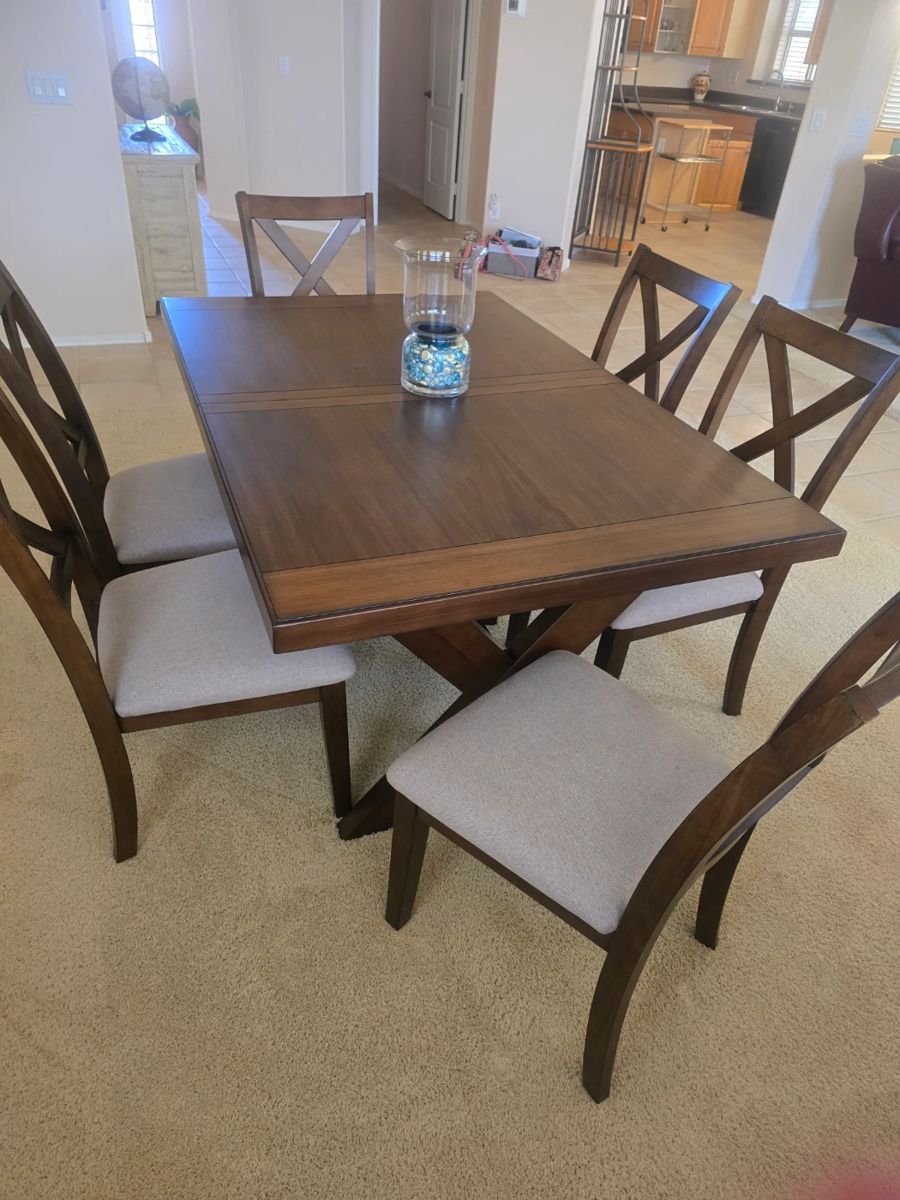 Diningroom table with 6 upholstered chairs with leaf attached