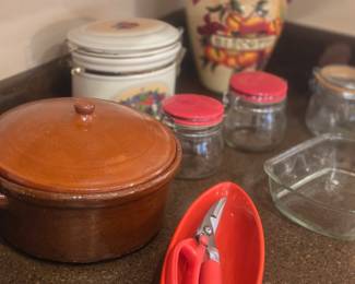 Biscotti cookie jar, bean pot, Kitchen sheets & pyrex