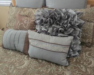 Queen size bedding & sheets