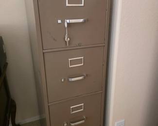 Metal 4 drawer file cabinet with keys included