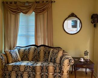Lovely sofa
Rarely used