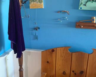 Coat stand, entry bench and more wall art