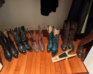 Women’s cowboy boots size 7