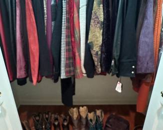Women’s coats size sm-lg
Women’s cowboy boots size 7