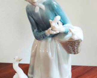LLADRO - GIRL WITH 6 GEESE