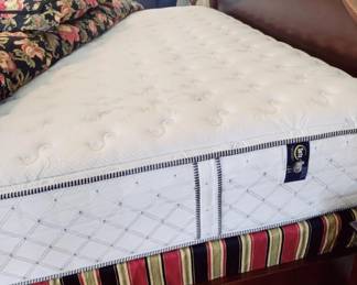 KING SIZE SERTA "PERFECT SLEEPER" - LIKE NEW CONDITION