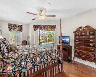 4 poster Mahogany King bed, Serta Mattresses, Cherry dressers