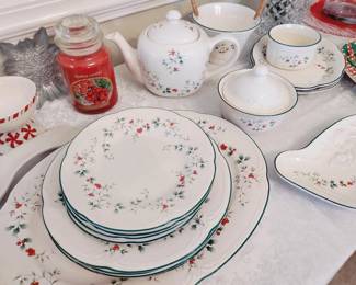 PFALTZGRAPH "WINTERBERRY" SET FOR 4 PLUS SERVING PIECES, CHRISTMAS PATTERN