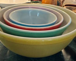 Set of vintage Pyrex mixing bowls