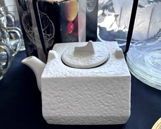 Morris design Vintage square teapot.