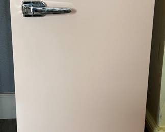 Retro style mini fridge 