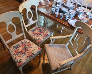 Broyhill Dining room table & chairs - knotty pine