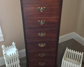 Lane standing cedar sweater chest