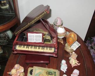 Steffans piano music box and eggs