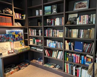 THE OFFICE WITH BOOKS! RADIO SHACK EXECUTIVE WITH A MULTIPLE RADIO SHACK CATALOGS, POSTERS, ELECTRONICS.