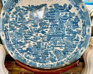 LARGE HIGH-END DECOR BLUE AND WHITE CHINOISERIE CHARGER ON STAND.