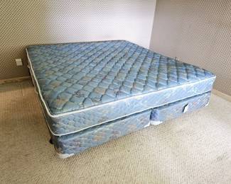 121 KingSizeBedWithBasicMetalFrameBedding