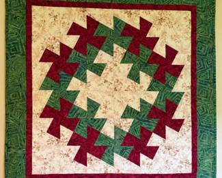 31 HandMadeHolidayWreathQuiltedWallHanging
