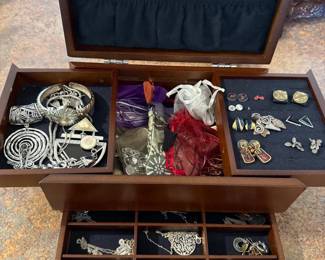 160 CostumeJewelryinBox