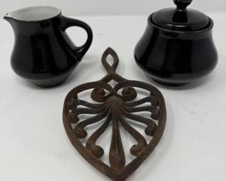 202 NoritakeStonewareCreamSugarHeartIronTrivet