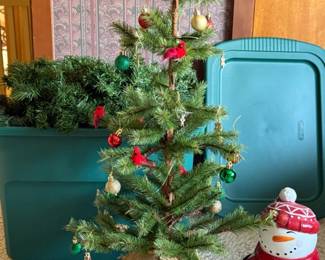 214 ToteofGarlandLightedTreeSnowmanCookieJarExtras