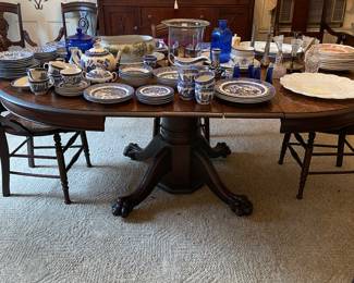 Simply stunning dining room table. You can even see the claws on the paws.