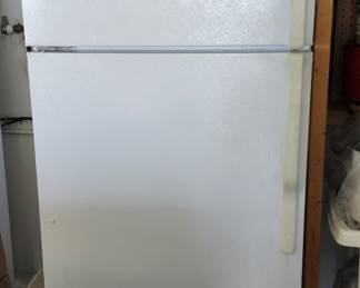 GE Refrigerator - works