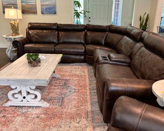 Like New Leather, 6 Piece Sectional, has 3 Power Recliners...