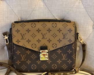 Louis Vuitton Pochette Metis Monogram Reverse