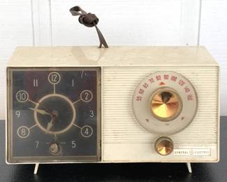 165 - General Electric AM Radio / Alarm Clock Model 930 You are buying a used as-is electric/electronic item. We do not guarantee all components are present, and if it is not expressly stated, it is untested.
