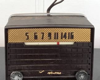 162 - Silvertone AM Radio - 8" x 6" x 5" You are buying a used as-is electric/electronic item. We do not guarantee all components are present, and if it is not expressly stated, it is untested.
