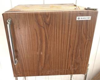 140 - Sanyo Mini-Fridge - 18" x 20" x 17" Small dent on top edge of fridge You are buying a used as-is electric/electronic item. We do not guarantee all components are present, and if it is not expressly stated, it is untested.