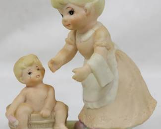 886 - Homco Figurine 5"