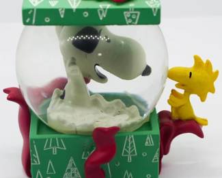 1134 - Hallmark Peanuts Snowglobe 3.5"