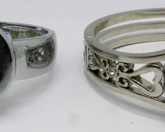 515 - 2 Watches You are buying a used as-is electric/electronic item. We do not guarantee all components are present, and if it is not expressly stated, it is untested.