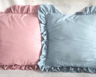 7658 - 2 Throw Pillows - 20" x 20"