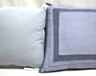 8133 - 2 Throw Pillows