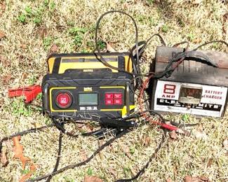 267 - Battery Charger & Jump Box You are buying a used as-is electric/electronic item. We do not guarantee all components are present, and if it is not expressly stated, it is untested.