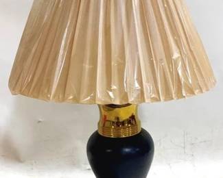 3282 - Lamp - 31" tall You are buying a used as-is electric/electronic item. We do not guarantee all components are present, and if it is not expressly stated, it is untested.