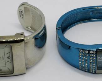 517 - 2 Watches You are buying a used as-is electric/electronic item. We do not guarantee all components are present, and if it is not expressly stated, it is untested.