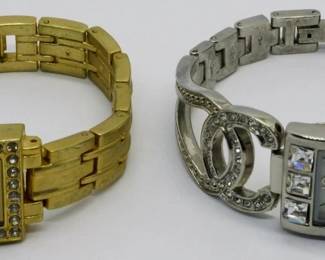 516 - 2 Watches You are buying a used as-is electric/electronic item. We do not guarantee all components are present, and if it is not expressly stated, it is untested.