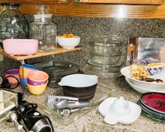Kitchen: Glass jars, Pyrex mixing bowl, glass dishes and stick blender