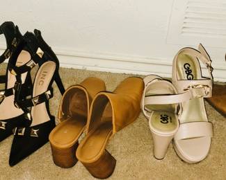 Woman's shoes - size 7