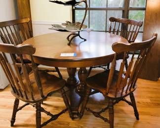 Kitchen table with 2 leaves and 4 chairs.