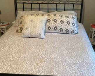 Spectacular Full Size Metal Bed With Bedding