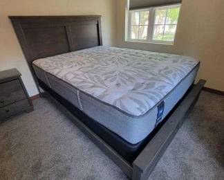 ealy Posturepedic Queen Size MATTRESS AND BOX SPRING