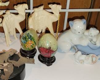 Home DEcor: Cats, eggs and dogs
